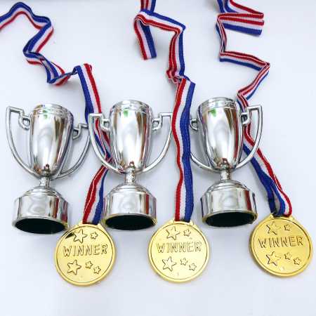 Party Trophäen Set - Pokale und Medaillen für Sieger und Gewinner