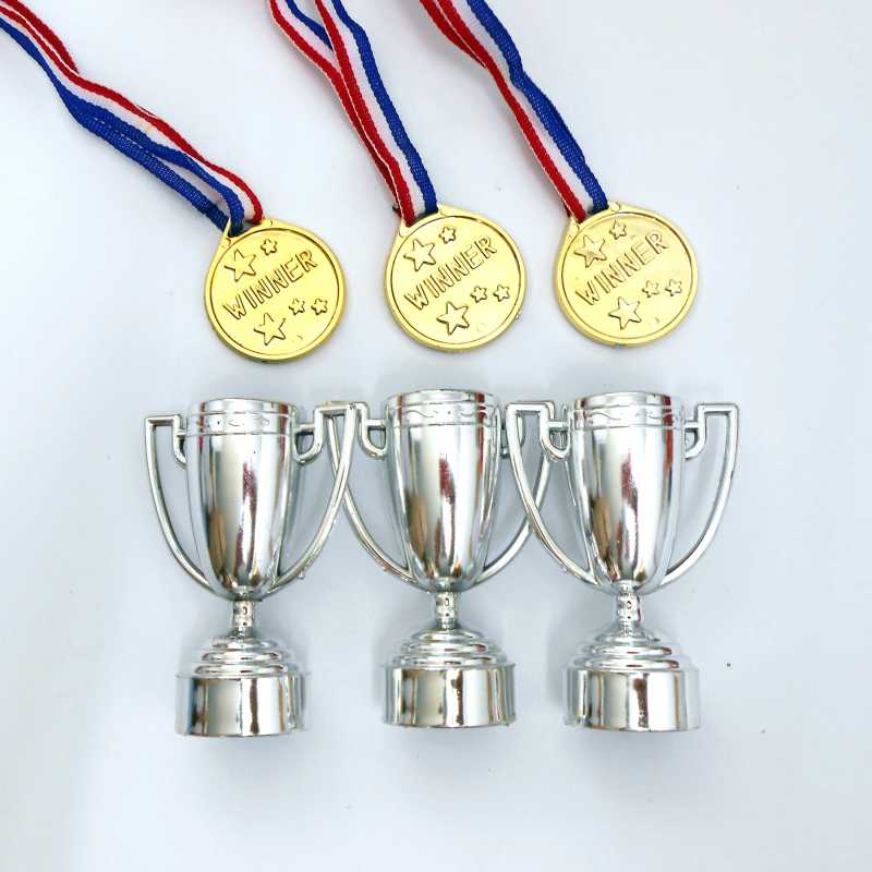 Party Trophäen Set - Pokale und Medaillen für Sieger und Gewinner