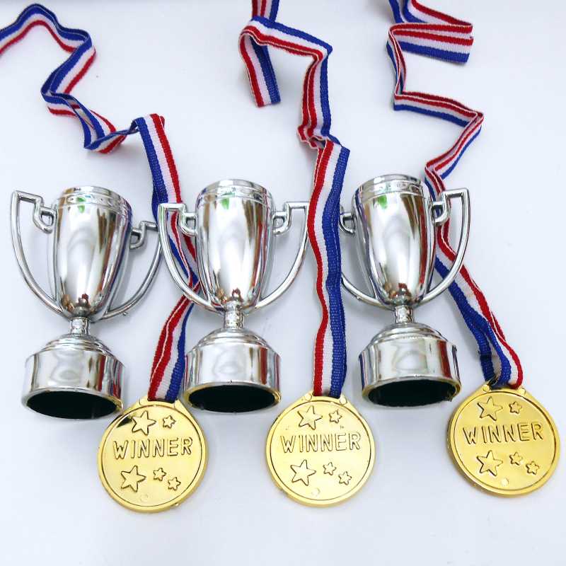 Doppel-Set Party Trophäen - 6 Pokale und 6 Medaillen für Sieger Gewinner Erstplatzierte